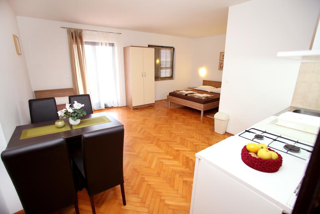 Apartments Victoria Trogir Buitenkant foto